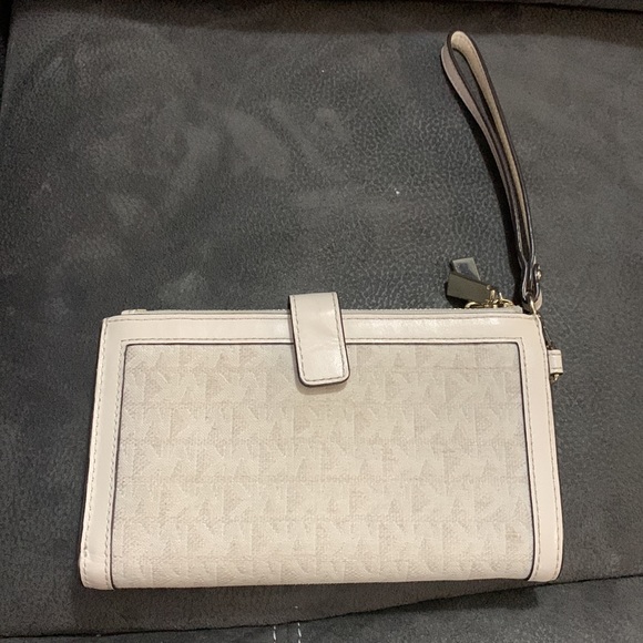 Michael Kors adele logo smartphone wallet - Picture 4 of 10